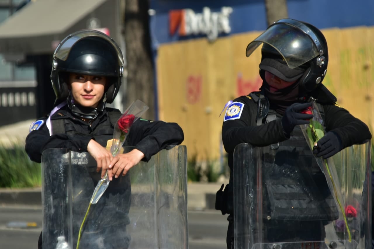 Durante la marcha 8M CDMX regalaron rosas a policías