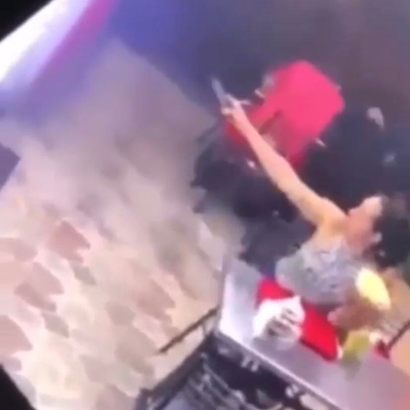 Mujer entrega sus pertenencias durante asalto