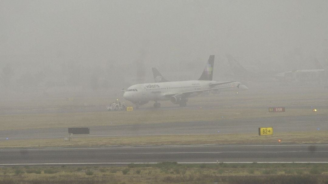 Banco de niebla paraliza aterrizajes en el AICM en Fin de Año