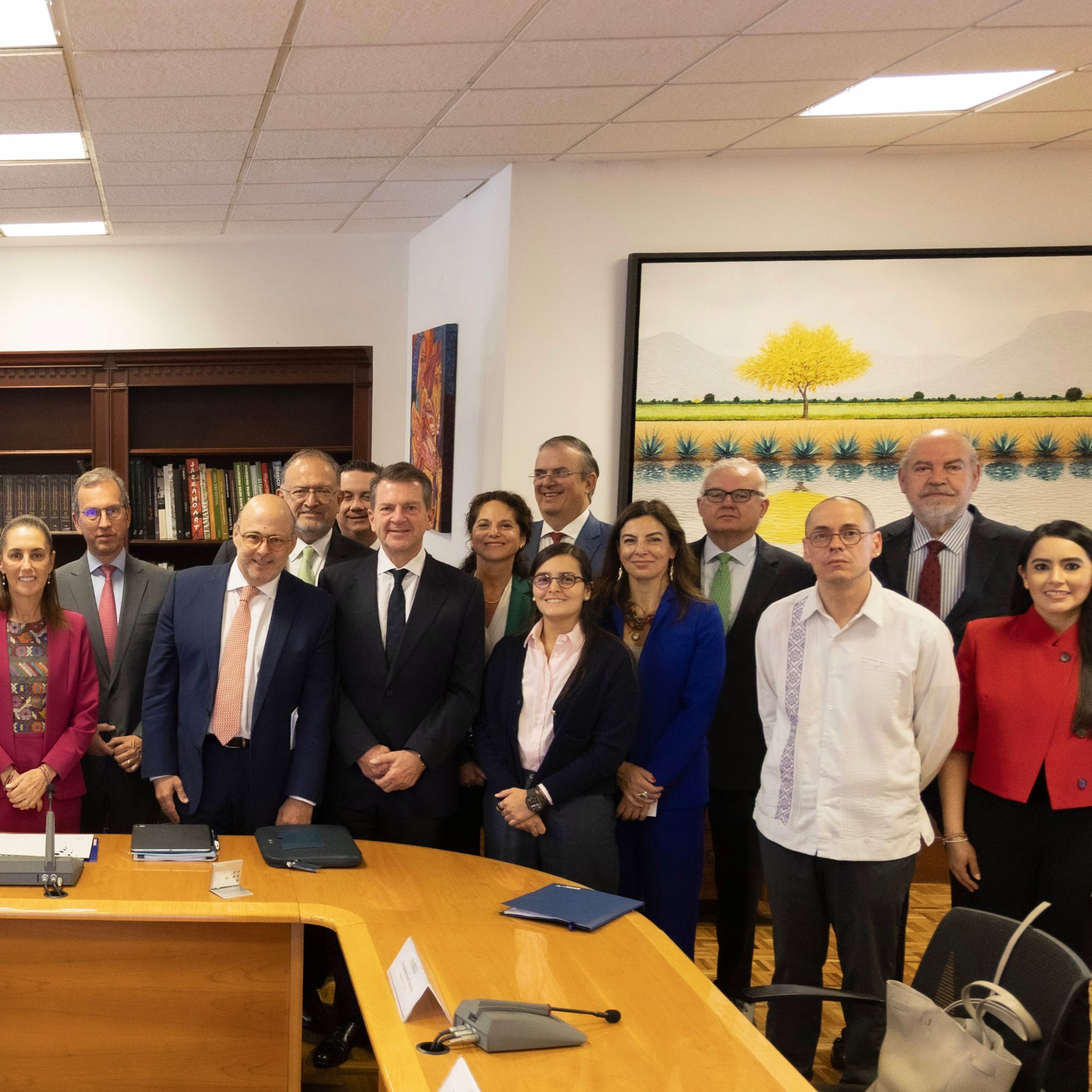 Claudia Sheinbaum aborda economía mexicana con CCE y líderes empresariales