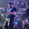 Tito Double P, primo de Peso Pluma no es tan amado; le avientan un trago en pleno concierto (VIDEO)