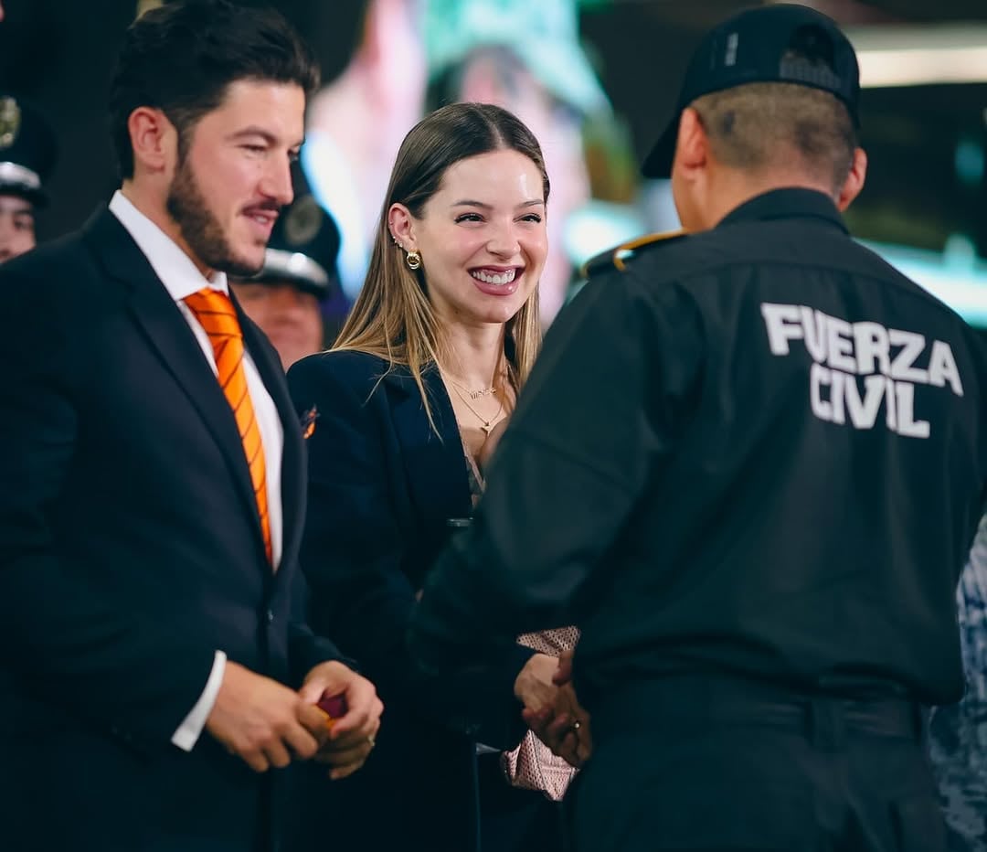 Mariana Rodríguez cargando a su hija en el Día del Policía.
