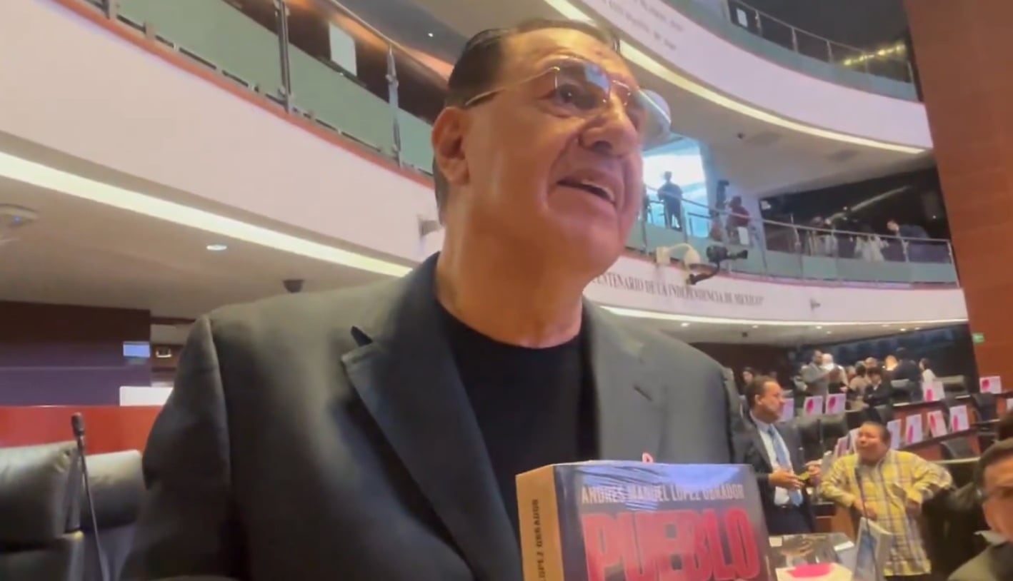 Alejandro González compra 20 libros de AMLO por 9 mil 960 pesos y los regala en el Senado