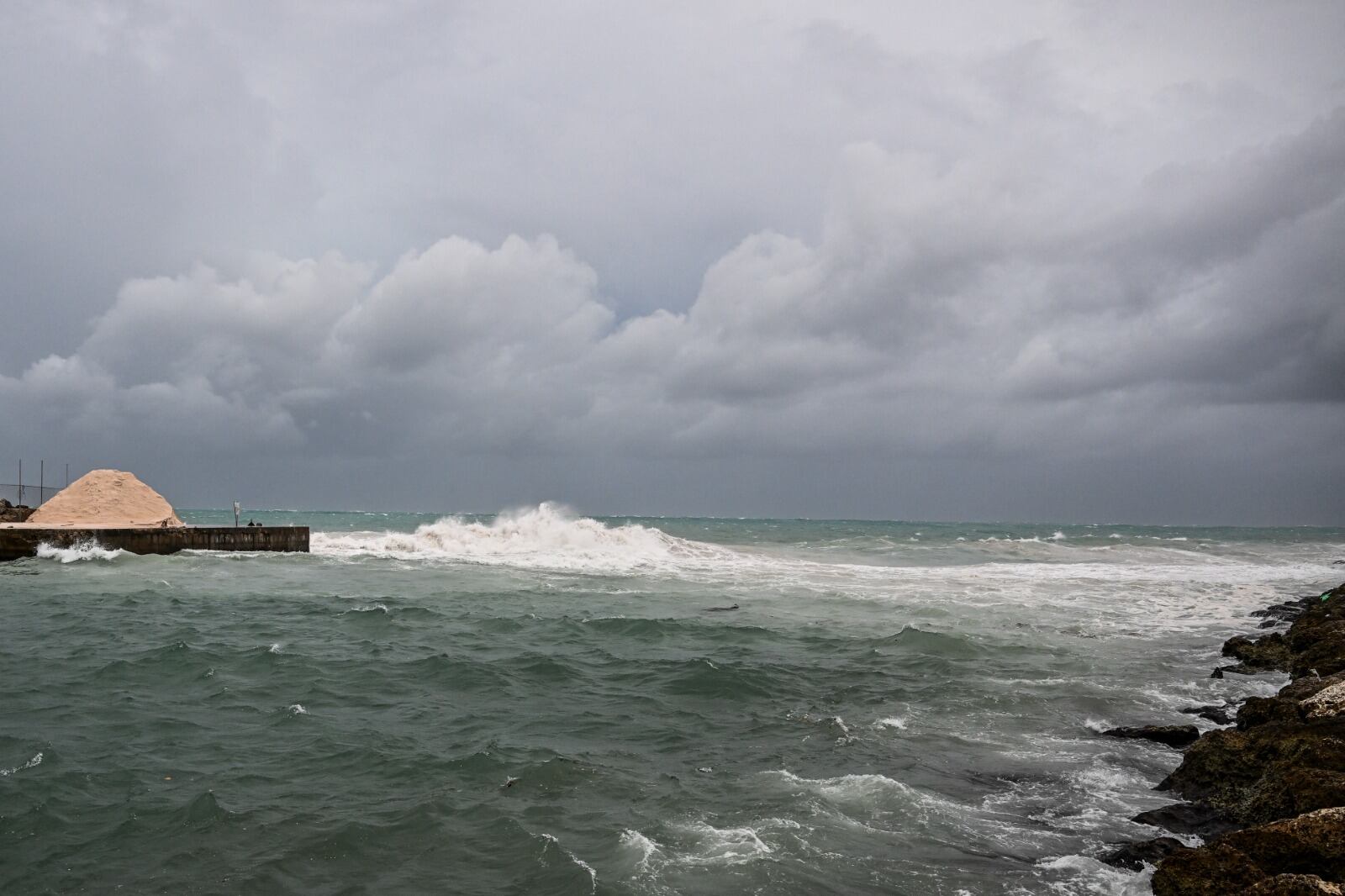 Se preparan ante el ingreso del huracán Beryl en Barbados