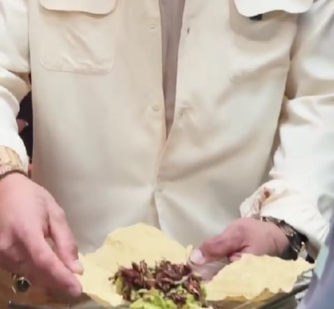 Jason Momoa comió chapulines con Jezzini y Jack Black