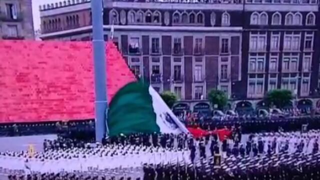 <p>El embarazoso momento en que la bandera mexicana cayó al suelo fue captado por usuarios de las redes sociales.</p>