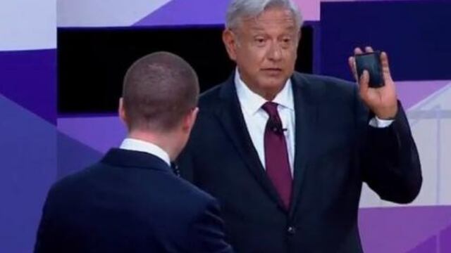 AMLO ni se inmutó, y por el contrario, se mofó de él al mostrarle la cartera