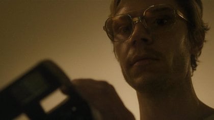 Evan Peters como Jeffrey Dahmer