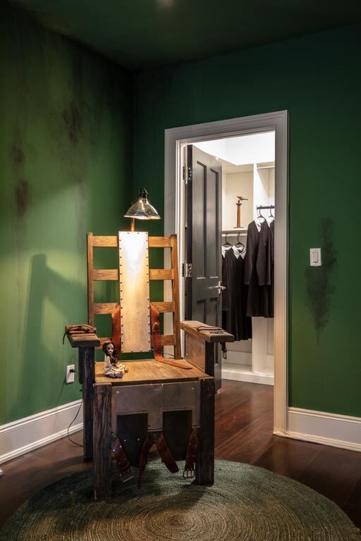 No podía falta la silla