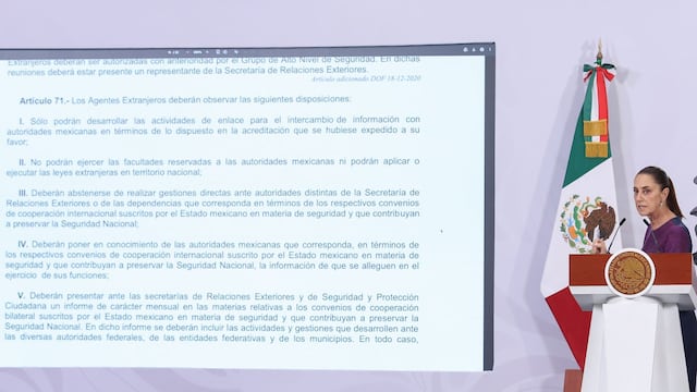 Claudia Sheinbaum, presidenta de México, mostró el Artículo 71 de la Ley Nacional de Seguridad el cual habla sobre las obligaciones que tiene un agente extranjero cuando visite el país