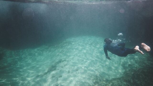 Buzo en el fondo del mar.