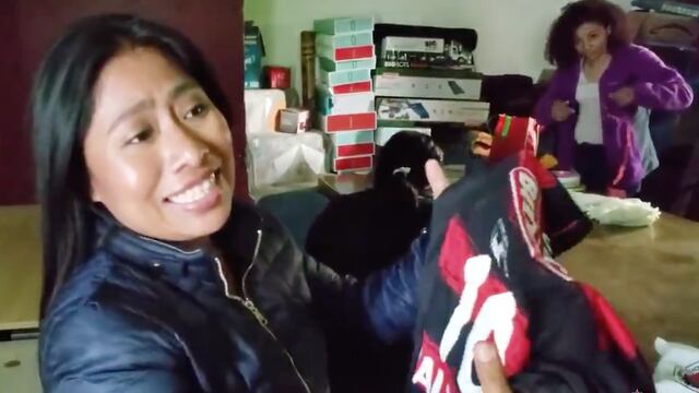 Yalitzia Aparicio al momento de recibir su jersey.