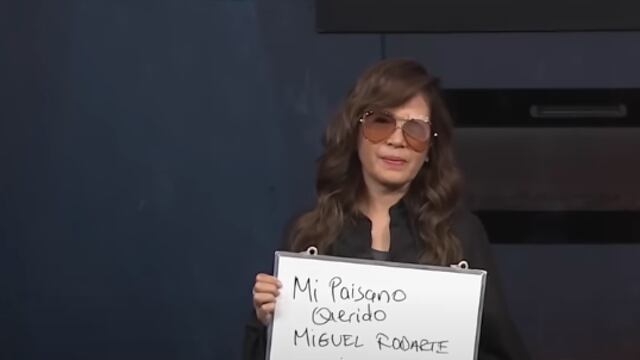 Yolanda Andrade aparece usando un pizarrón