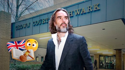 Fiscalía llama a Russell Brand “depredador sexual despiadado” durante su juicio en Londres