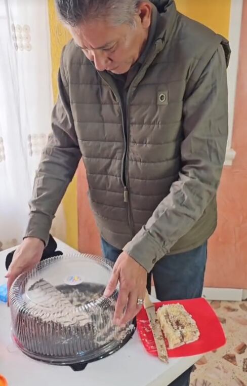 Hombre festeja 5 años de divorciado con su exesposa