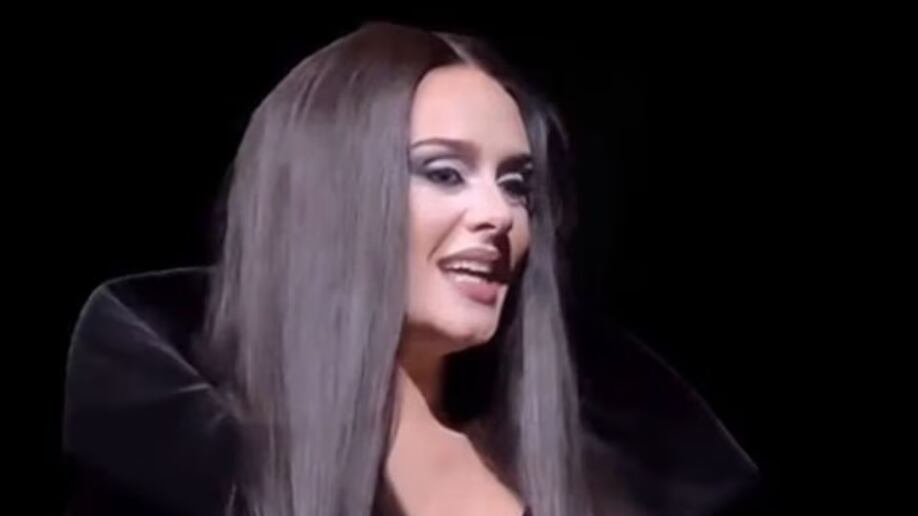 Adele usó este impactante disfraz de Morticia Addams en uno de sus conciertos por Halloween