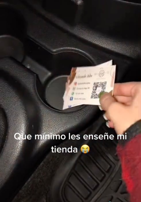 Deja tarjetas en el carro del novio infiel