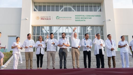 Alfredo Ramírez Bedolla y Alejandro Svarch Pérez inauguran el hospital comunitario en Maruata