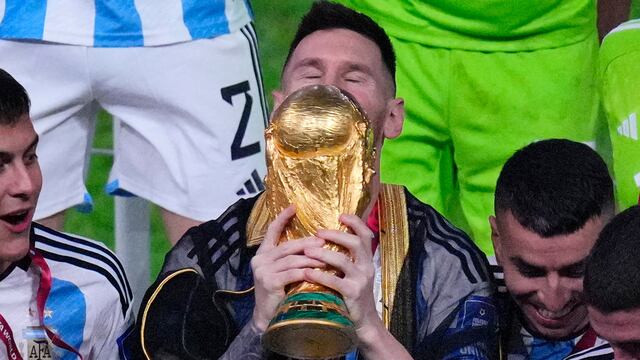 Lionel Messi besa la Copa del Mundo