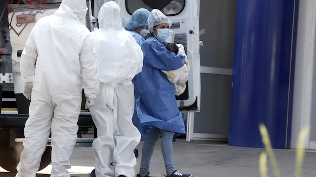 Médicos trasladan pacientes con Covid-19