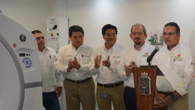 El titular de Pemex, Octavio Romero Oropeza, entregó equipo médico para el hospital “Dr. Gustavo Rovirosa Pérez”.