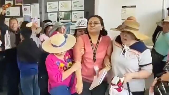 Campesinos toman oficinas del SAT en Puebla y retienen a funcionaria