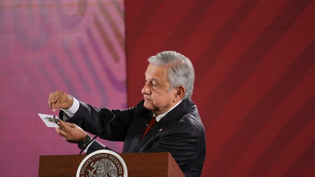 AMLO mostró la cámara con la que supuestamente espían en Palacio Nacional