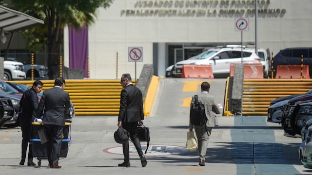 Miguel Ontiveros Alonso, y Alejandro Rojas abogados en defensa del ex director de Petróleos Mexicanos (Pemex), Emilio Lozoya, durante su llegada a los juzgados al Centro de Justicia Penal del Reclusorio Norte en donde está programada una audiencia por el caso Agronitrogenados.