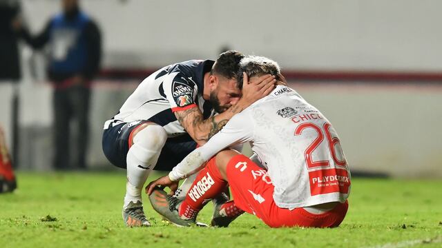 Layún consuela a Calderón al finalizar el encuentro