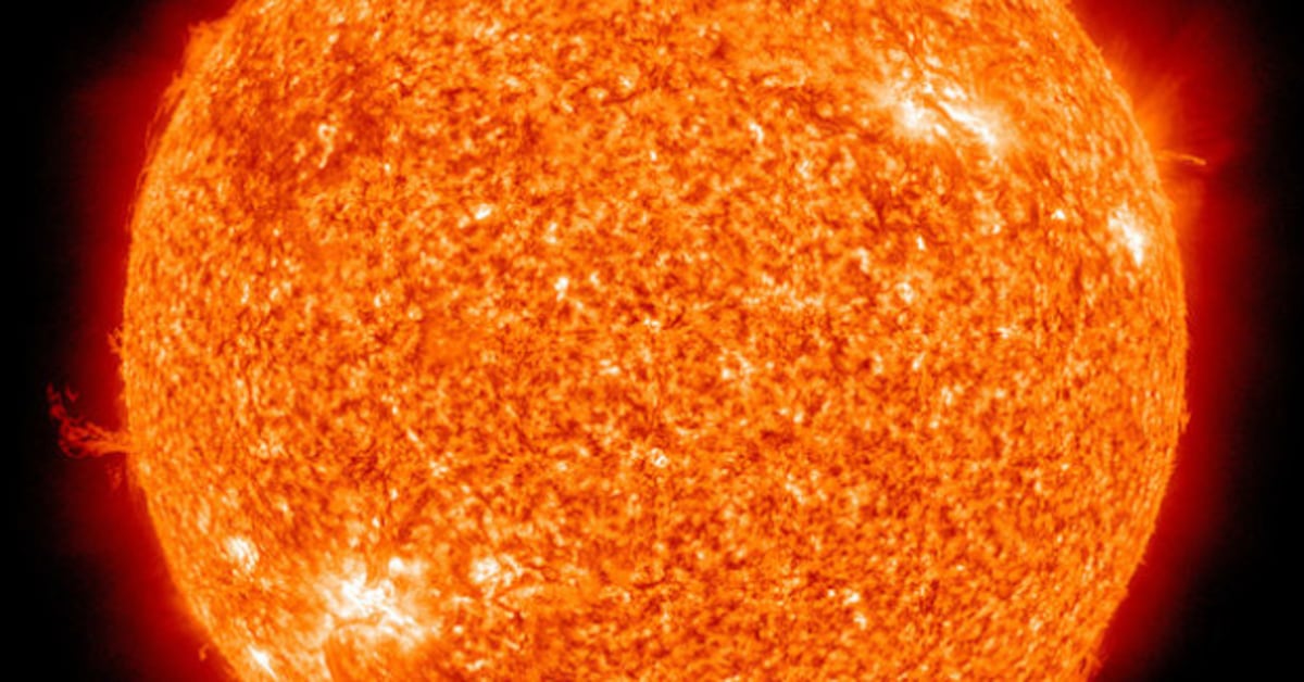 Una enorme mancha solar preocupa a los científicos por lo que significa para la Tierra