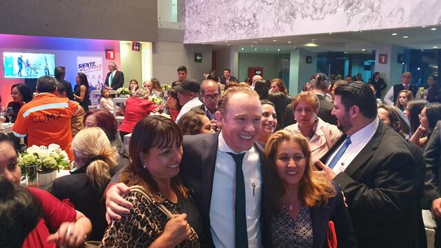 Santiago Taboada con vecinos.