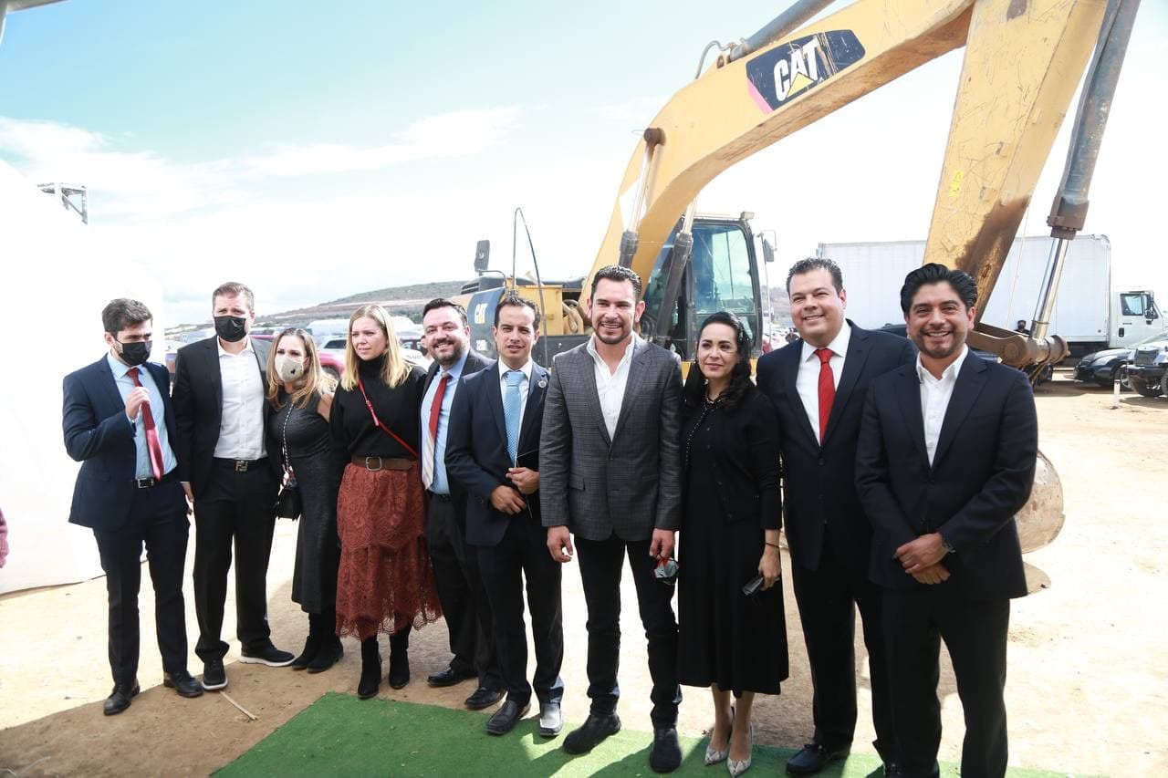 Israel Félix, funcionarios de gobierno y empresarios en el proyecto Plaza Villa Alta