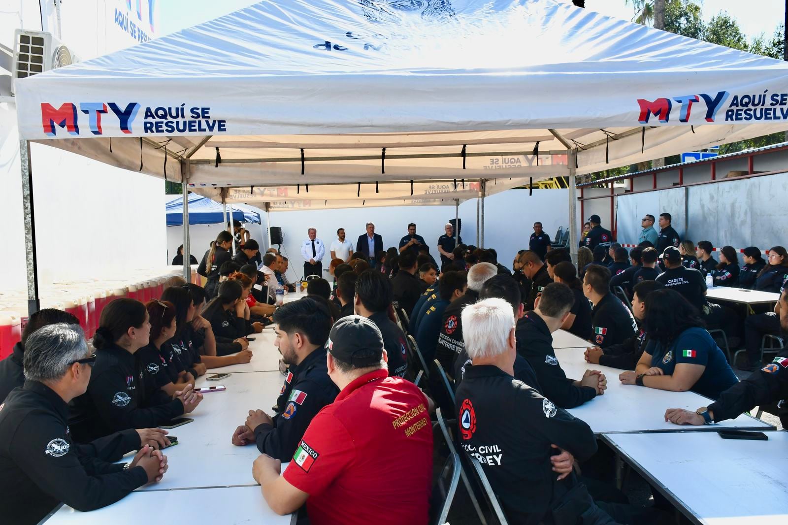 Monterrey reconoce a personal de Protección Civil por trayectoria.