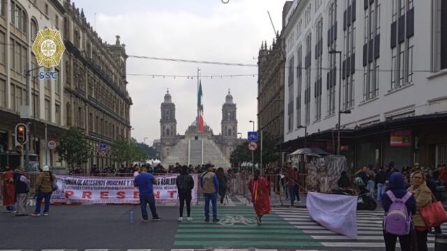 Un grupo de artesanos indígenas bloquean 20 de Noviembre y Venustiano Carranza en el Centro Histórico de la CDMX hoy 31 de julio