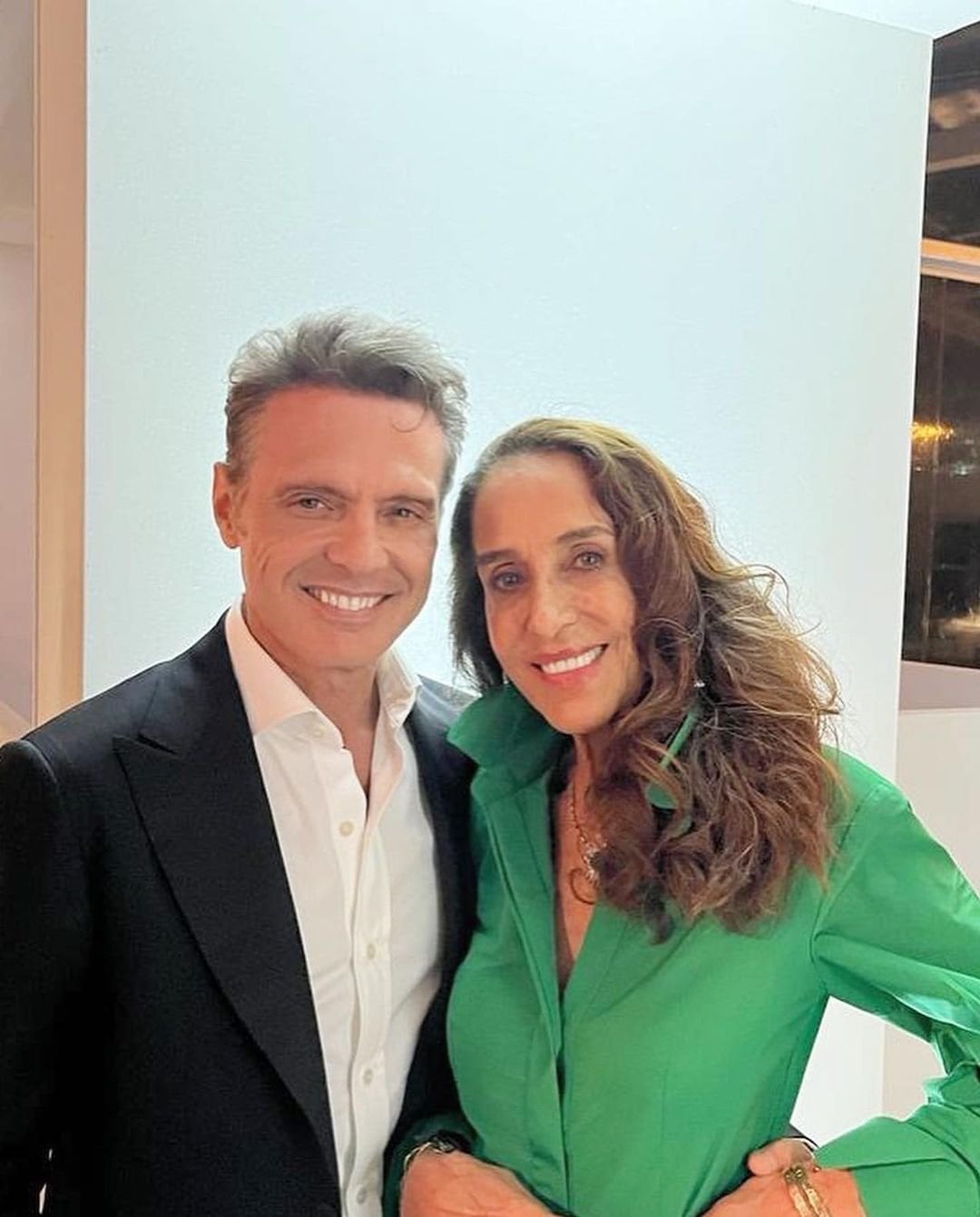 Luis Miguel reaparece rejuvenecido junto a Pilar Castaño.
