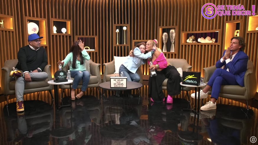 Niurka y Maryfer Centeno se abrazan
