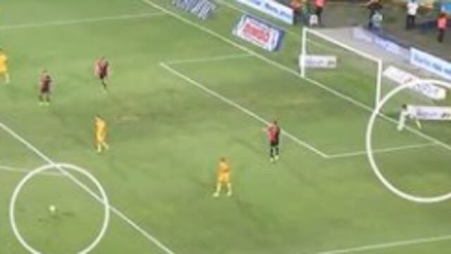 Despeje de Camilo Vargas, previo al penalti de Aldo Rocha