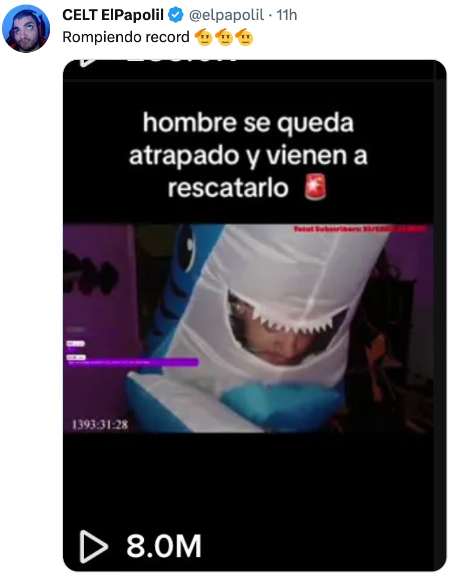 ElPapolil se queda atorado en un disfraz de tiburón