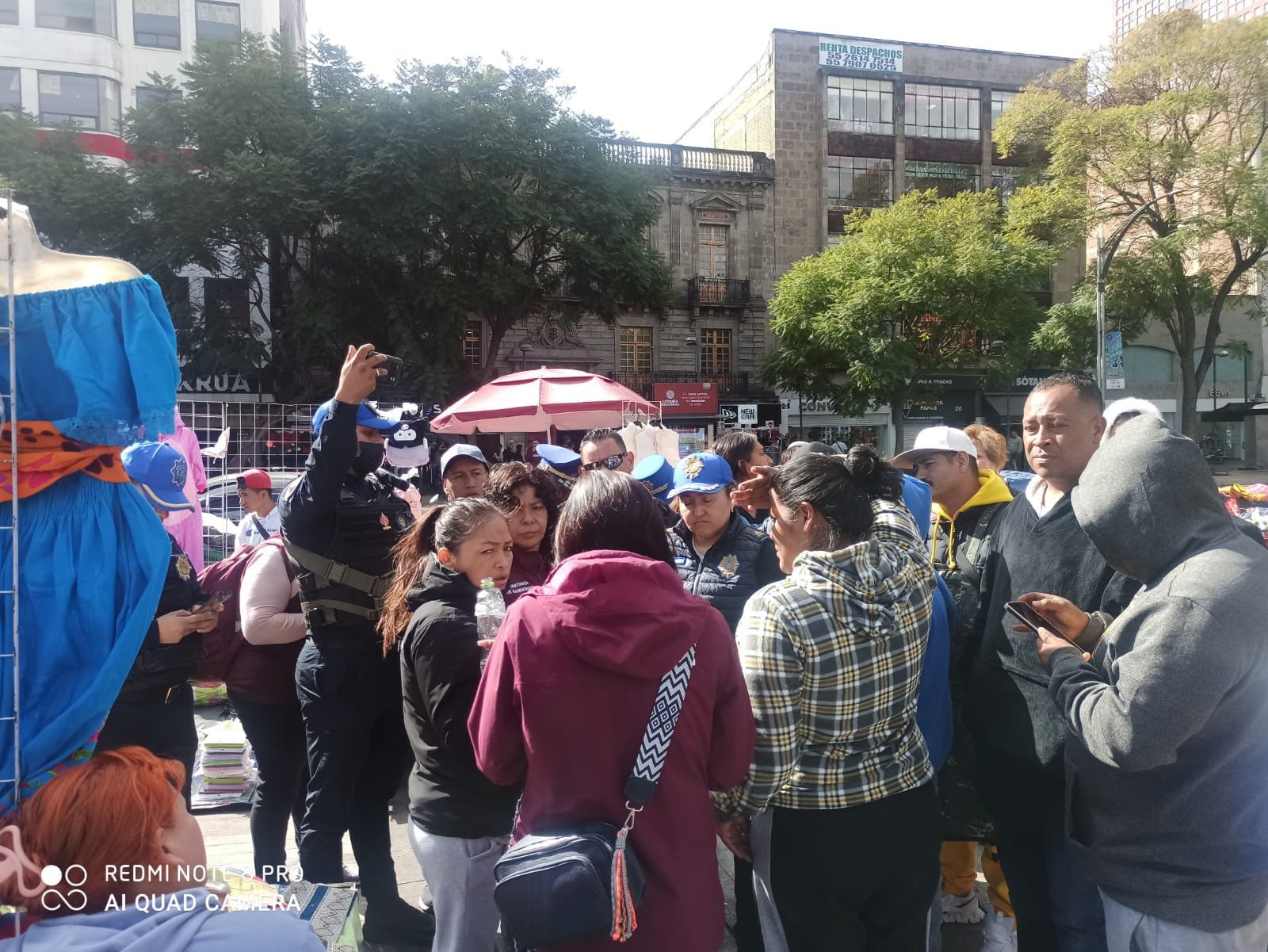 Retiran a comerciantes ambulantes del Palacio de Bellas Artes