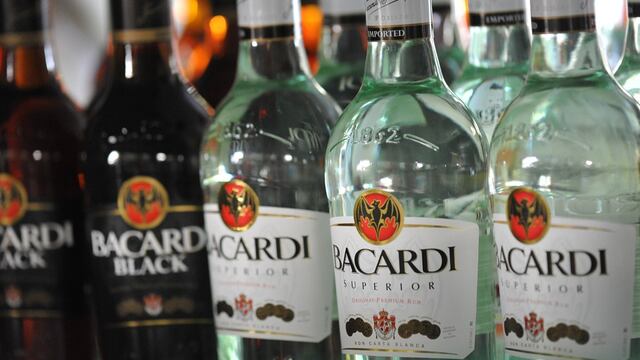 Bar aprovecha muerte de José José para regalar cubas con Bacardí durante novenario