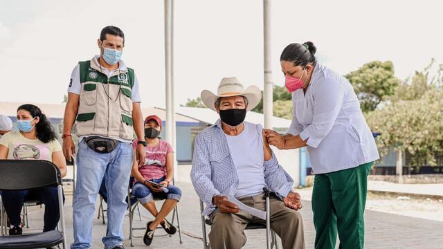 Vacunación de adultos en zonas marginadas de Chiapas