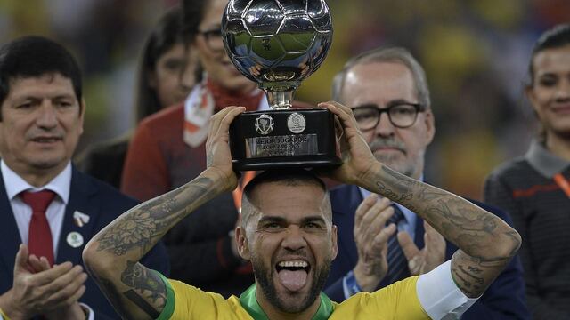 Alves fue elegido como el mejor jugador de la Copa América