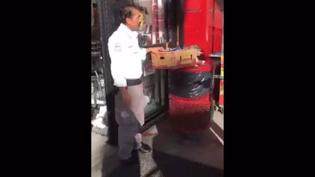 Vigilante tira a perro a bote de basura