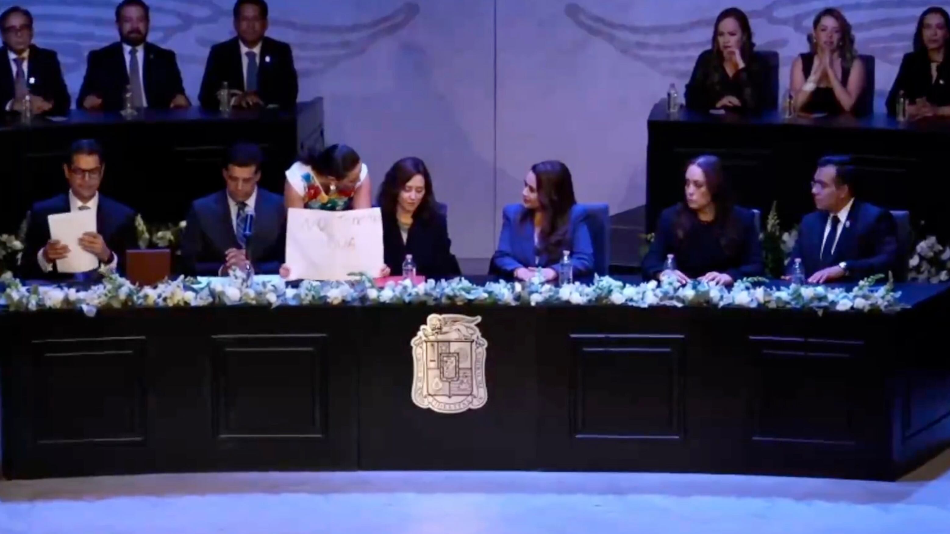 Martha Márquez irrumpe con protesta en entrega de llaves a Ayuso en Aguascalientes