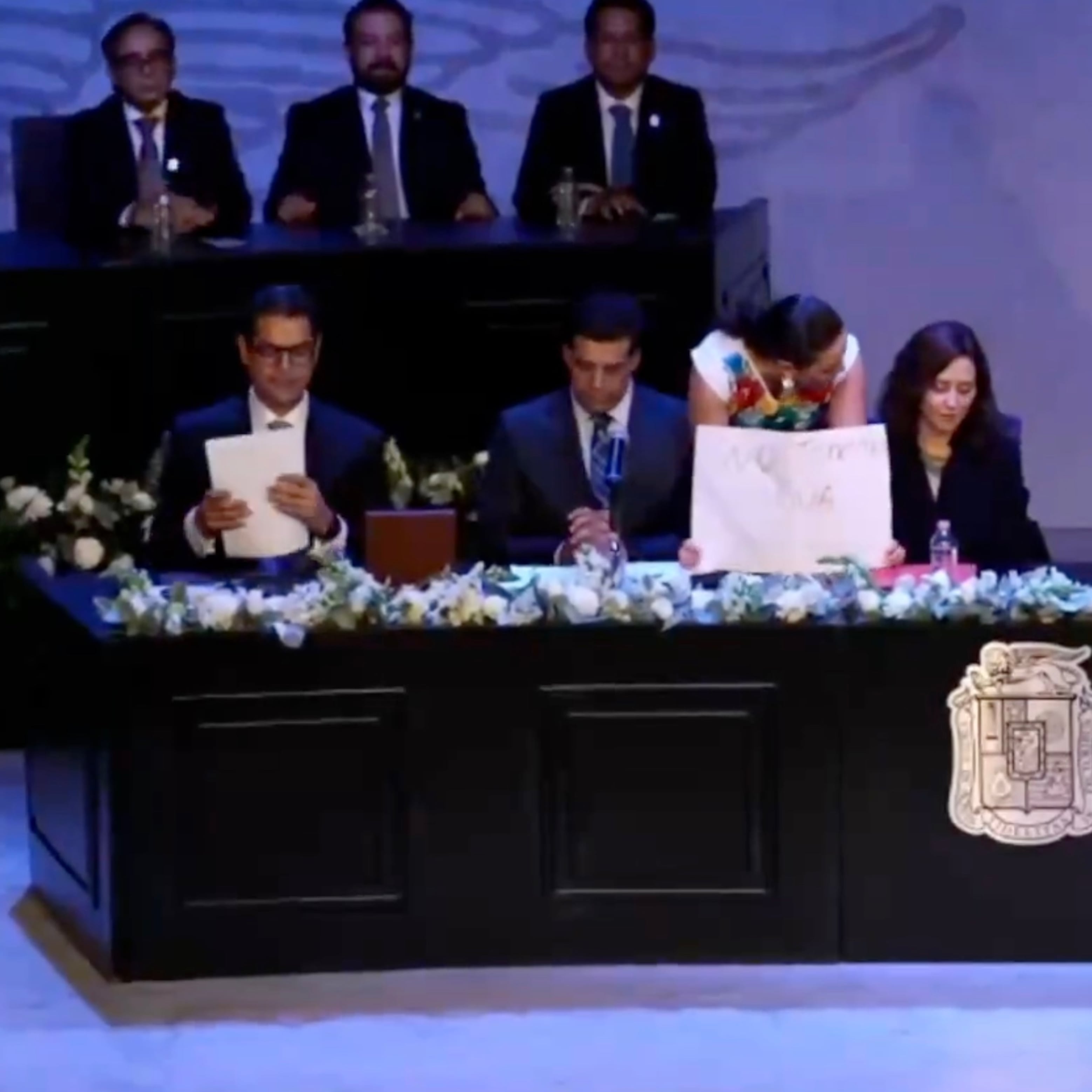 Martha Márquez irrumpe con protesta en entrega de llaves a Ayuso en Aguascalientes