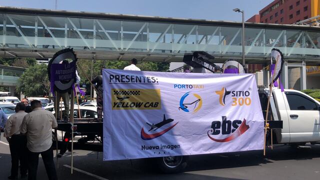 Taxistas bloquean acceso a Terminal 1 del AICM