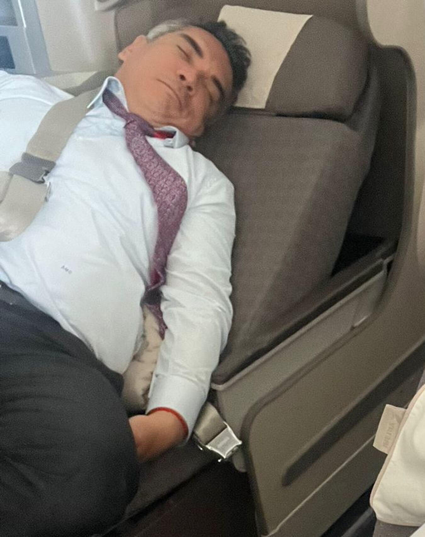 Alejandro Moreno durmiendo