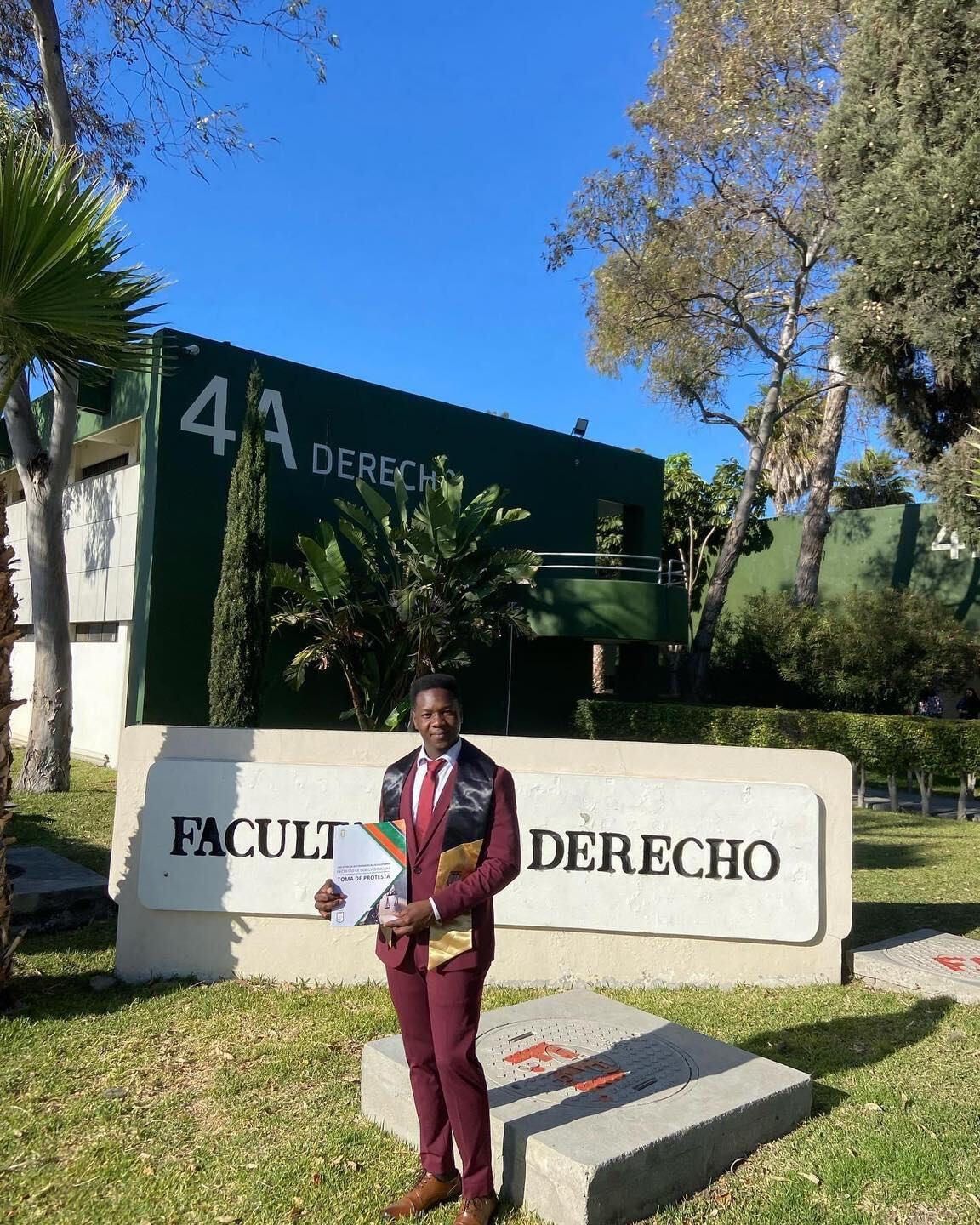 Migrante de Haití se gradúa de licenciatura en derecho en la Universidad Autónoma de Baja California