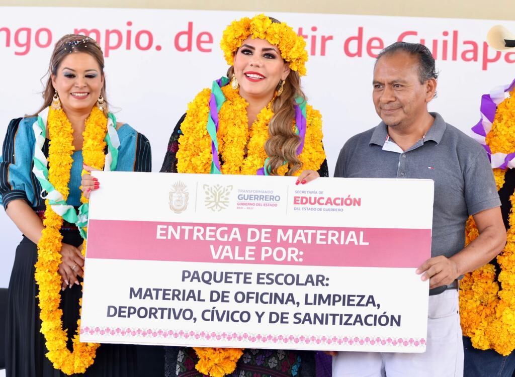 Evelyn Salgado entrega apoyos escolares