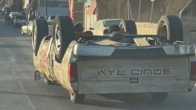 Un video de TikTok muestra una peculiar camioneta circulando al revés y nadie entiende cómo es posible